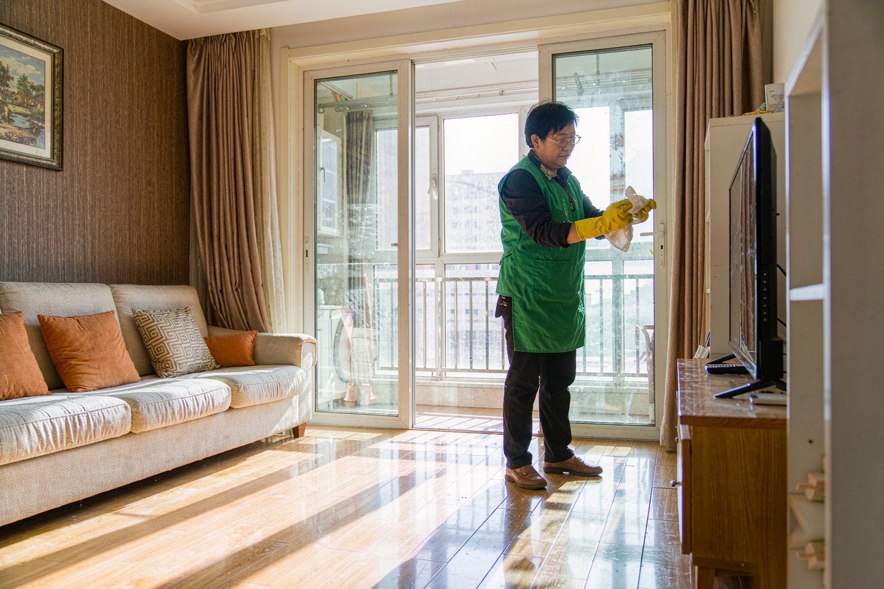水诊断师傅正在使用仪器检测漏水点